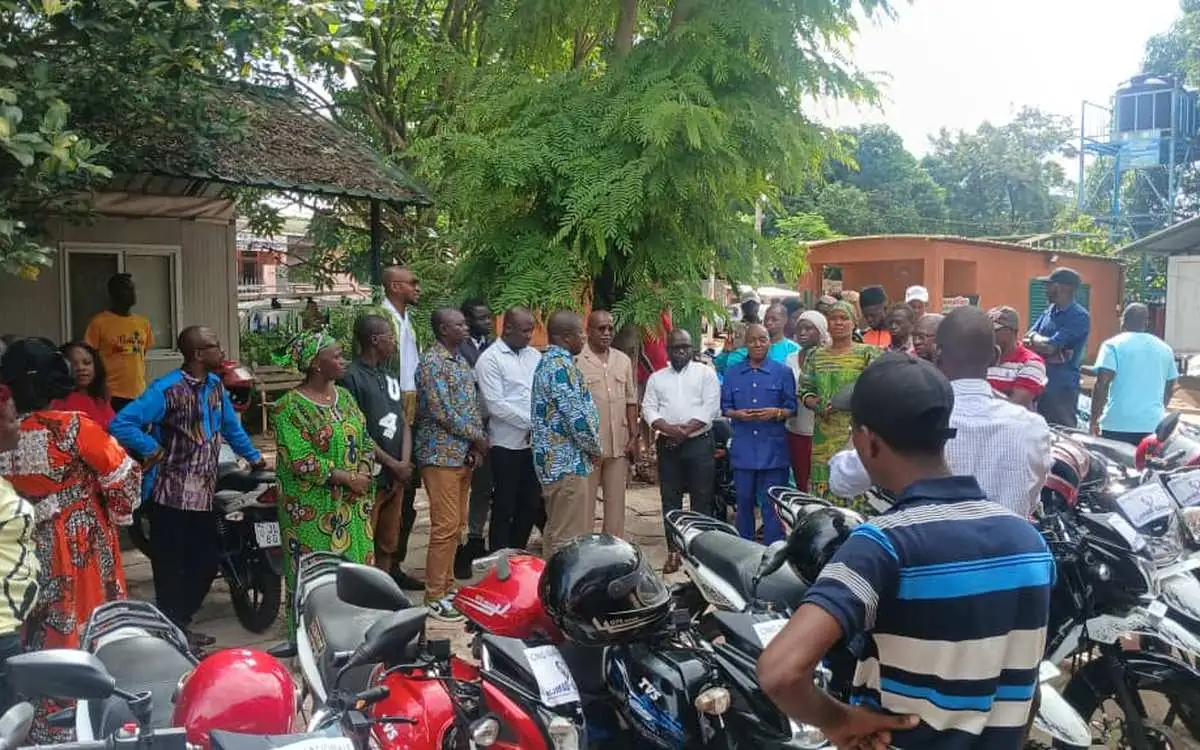 Rassemblement communautaire lors d'une activité de CJMAD en Guinée
