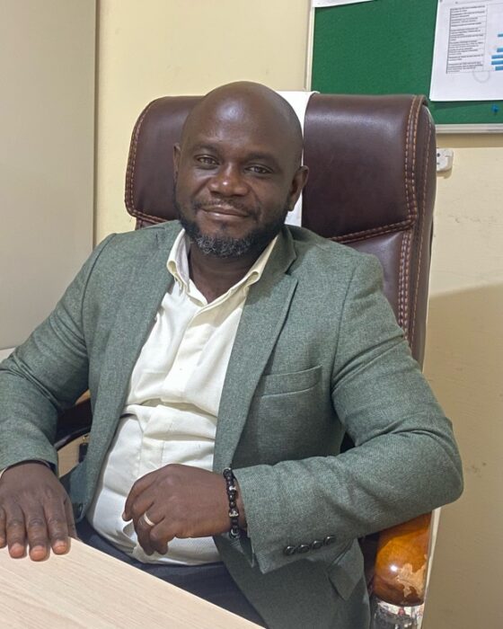 Portrait de Luc Innocent Touré, Coordinateur des programmes de CJMAD Guinée