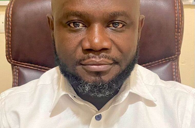 Portrait de Luc Innocent Touré, Coordinateur des programmes de CJMAD Guinée