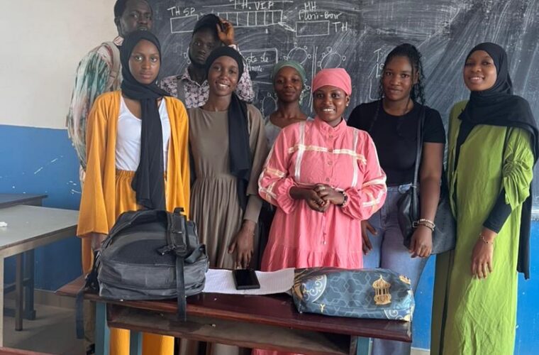 Groupe de jeunes filles réunies dans une salle de classe lors d’une activité du projet PSR.