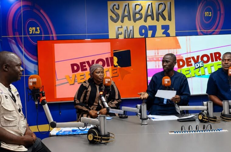 Plateau de l’émission « Devoir de vérité » sur Sabari FM 97.3, avec des intervenants du projet PSR.
