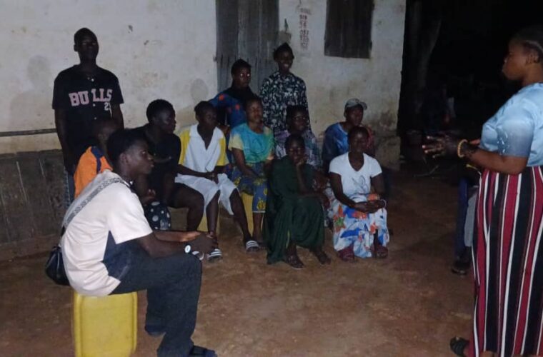 Causerie communautaire du projet PSR animée en soirée devant un groupe de jeunes femmes et de jeunes hommes.