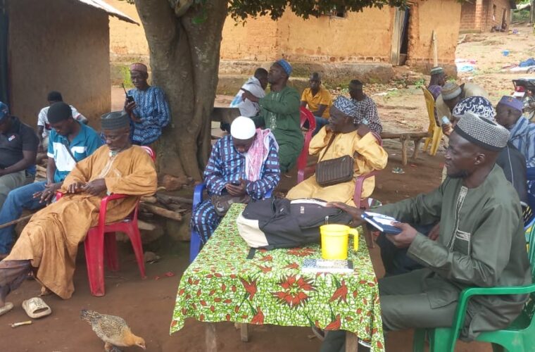Rencontre du projet PSR avec des leaders communautaires et des notables, réunis en plein air sous un arbre.