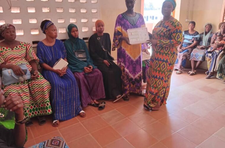 Sensibilisation du projet PSR auprès d’un groupe de femmes réunies en salle, autour d’un support illustré.