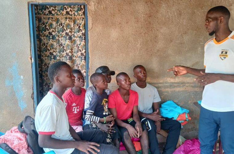 Séance de sensibilisation du projet PSR auprès d’un groupe d’adolescents garçons.