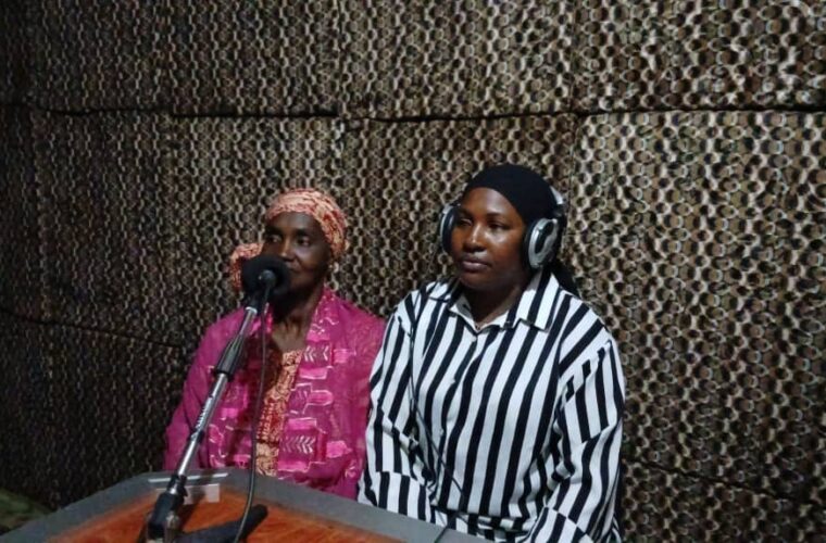 Deux femmes témoignent au micro dans un studio de radio partenaire du projet PSR.