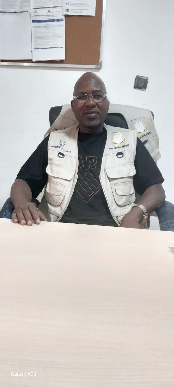 Portrait d’Oumar Junior Mansaré, Chef d’équipe du projet PSR et Coordinateur régional de CJMAD Guinée à Kindia