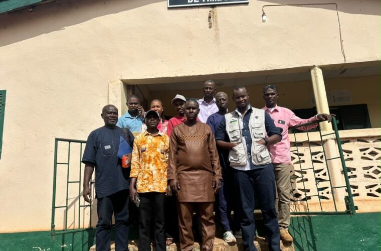 Participants du projet RACINE réunis devant le bâtiment de la commune rurale de Timbo.