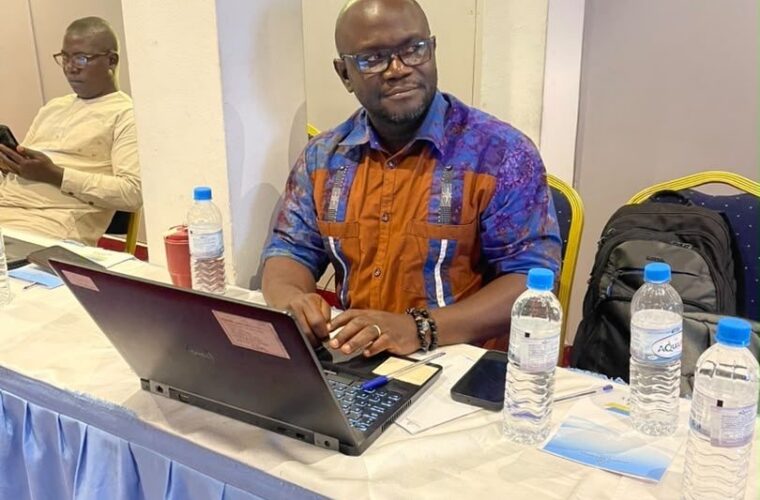 Un participant de l’atelier du projet RACINE travaille sur son ordinateur portable pendant la session.