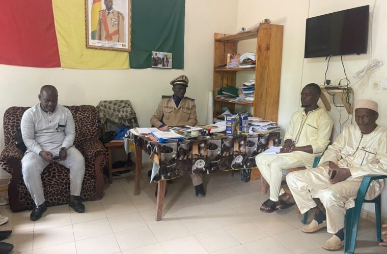 Rencontre du projet RACINE avec une autorité administrative locale dans son bureau, en présence de représentants de la communauté.