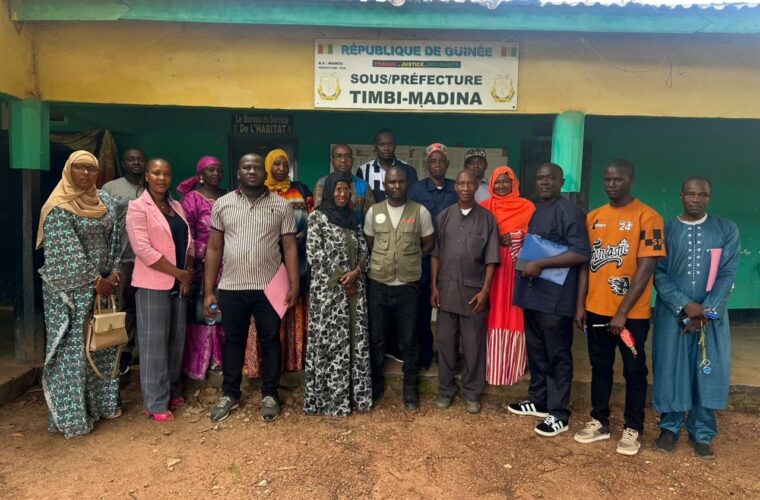 Photo de groupe des participants du projet RACINE devant la sous-préfecture de Timbi-Madina, préfecture de Pita, région de Mamou.